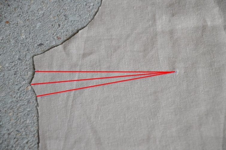 Zeichne dir nun am besten noch eine Mittellinie in den Abnäher, damit